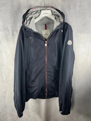 Moncler Urville Windbreaker jacket - Moncler vindjacka i bra skick! | Självklart Äkta | Nypris ca 8000:-|Finns små flaws som knappt syns, skriv för bilder | Storlek M men sitter mer som S | Pris 1299:- 🤝| Hör av dig vid frågor eller funderingar!🙌