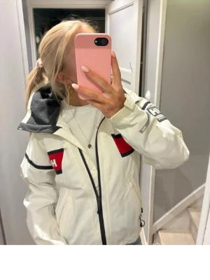 Helly Hansen jacka - Regnjacka från Hellyhansen!! Älskar den här så mycket, har inte kommit till någon användning då jag har en likadan - så nästan som ny. Den är perfekt till en regnig dag eller båt o segling! 🤍🤍
