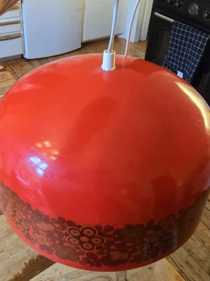 Arabia retro taklampa - Arabia 1960/ tal , emaljerad lampa. Dekor Raija Uoskonen, formgivare kaj Frank.välldigt fint skick. Varit nerpackad sen 1980