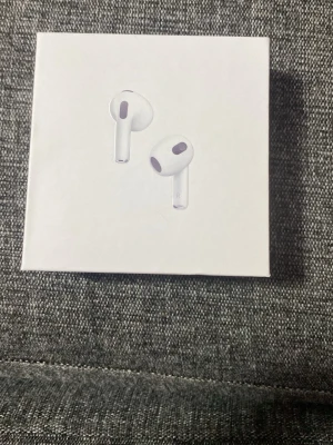 Apple AirPods Pro 4 - Säljer ett par vita Apple AirPods Pro 4. Trådlösa in-ear-hörlurar i stilren design med slimmad form och smidigt etui. Perfekta för musik, samtal och vardagsbruk. Kompatibla med iPhone och andra Apple-enheter. Helt oöppnade