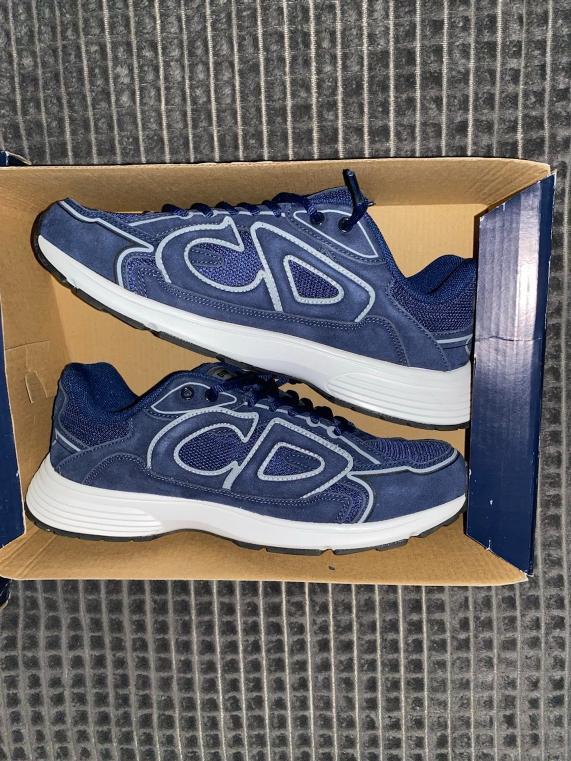 Blå sneakers med vita detaljer