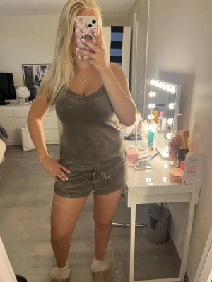 Pyjamas set Hunkemöller  - Superfint pyjamas set från Hunkemöller💕 Topp/linne storlek S Shorts storlek XXS Båda passar mig bra som har storlek S vanligtvis! 