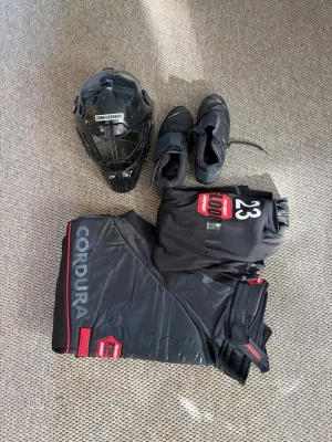 Innebandy målvaktställ - Säljer ett målvaktställ från zone. Skorna är storlek 46 och resten L. Ta allt för 1500kr