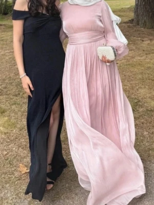 Rosa bal/fest klänning - Säljer en fin rosa modest klänning som passar perfekt till bal eller bröllop. Klänningen har en osynlig dragkedja baktill och kommer med ett matchande balte som kan knytas till en rosett. Klänningen är använd en gång på balen och är i mycket fint skick.  Storleken passar: 40-42 (jag är 40) Ordinarie Pris: 1100kr