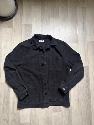 Svart overshirt från Studio Total - Väldigt snygg och trendig överskott ifrån Studio total som har andvänds ett fåtal gånger eftersom den är lite för liten. Tveka inte på att höra av dig vid frågor! MVH Theo