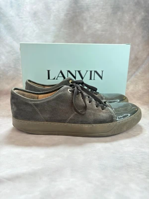 Lanvin Skor - Stl Uk 12/ 45/46 - Riktigt schyssta Lanvins i svart och olivgrön färg! Okej Skick: 6,5/10, rätt slitna och använda mycket | Storlek 12 som passar Stl 45/46 | Nypris: ca 4200kr | Ingår vid köp: Endast Skorna | Hör av dig vid frågor 🙌