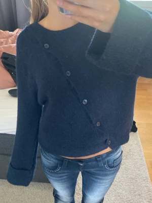 Blå stickad tröja med knappar - Säljer denna tröja då den inte kommer till användning, den är helt oanvänd. Kontakta för fler bilder. 