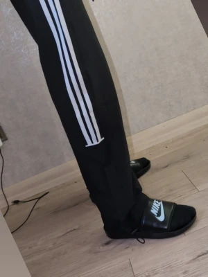 Svarta mjukisbyxor med vita ränder Adidas  - Adidas mjukis helt nystt sett  S passar M också helt! M jätte ovanliga / sällsynta att hitta dessa . 