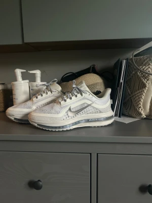Nike sneakers  - Säljer mina nya Nike sneakers som e svin sköna! Passar perfekt som löparskor och bara att använda som ett par sköna sneakers, speciellt nu under sommaren. Hör av er!