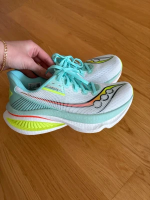 Saucony vita och mintgröna sneakers - Löparskor från Saucony i modell Azura!! (Tempo) säljer då dem inte kommer till användning och jag bara använt dem en gång inomhus!! 