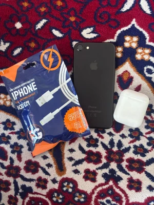 Svart iPhone 7 med snabbladdare och AirPods 2 - Säljer en svart iPhone 7 i skitbra skick och 91% batterihälsa! Den funkar generellt jättebra och själv haft den för bara en vecka! Airpods 2an och snabbladdaren är tillbehör som kommer med mobilen. Jättebra present åt barn i 9-11 års åldern! Har inte haft några problemer med nån av dom och recomenderar verkligen! Säljer för att jag är i behov av pengar! OBS kan bara mötas och i Stockholm!