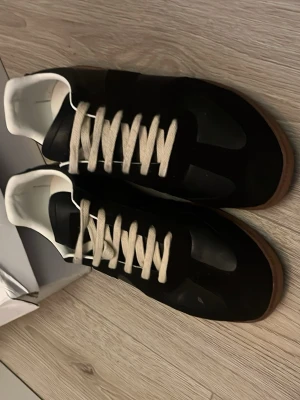 Svarta mason margiela gats - Halvnya svarta mason margielas till salu i storlek 44 har använt dem i cirka en vecka men behöver sälja dem pågrund av att de va för små för mig. Kan tänka mig gå ner i pris.