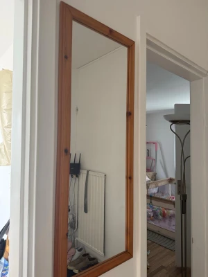 Rektangulär spegel med träram - Snygg rektangulär spegel med ram i ljust trä. Spegeln har en enkel och stilren design som passar perfekt i hallen, sovrummet eller vardagsrummet. Träramen ger en naturlig känsla och spegeln är lätt att hänga upp på väggen.
