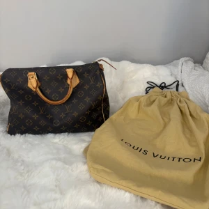 LV väska Speedy 35 - Säljer denna fina vintage LV väska, Jättefin men säljer för den tyvärr inte kommer till användning så synd att den bara står o samlar damm!😕 (Se de slitage som finns på bilderna)  Skickar fort o kommer skicka väl förpackat i samma kartong jag fick den i!  Skriv om de är någon fråga!💕 Säljer för 7500