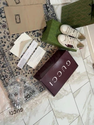 Gucci Ace - Gucci ace i jätte bra skick, självklart är dem äkta och extremt fräscha nu inför sommaren.