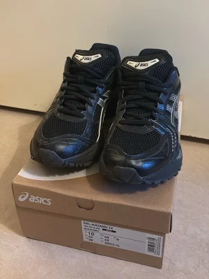 Asics skor - Fina Asics skor i storlek 44, skriv för frågor 
