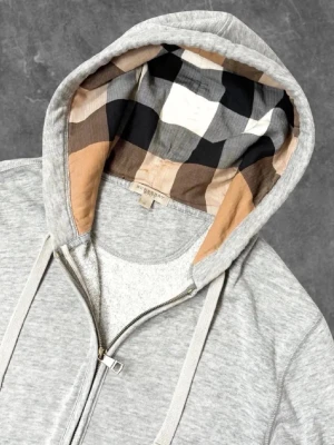 Burberry jacka - Helt ny, passade inte. Pris kan diskuteras vid snabb affär