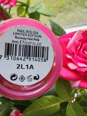 Atelier Rouge Runway Hot Pink nagellack - Limited edition nagellack från Atelier Rouge i färgen Runway Hot Pink. Flaskan rymmer 8 ml och har en intensiv, klarrosa nyans med glansig finish. Perfekt för dig som vill ha färgstarka naglar och gillar trendiga toner.