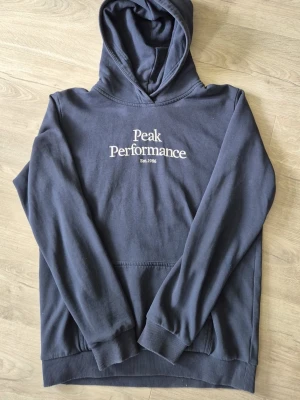 Peak Performance hoodie - Säljer min peak performance hoodie då den inte används. Är i storlek S och är färgen navy blue. 