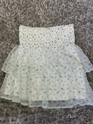 Blommig kjol  - Supersöt blommig kjol från vero moda. Lappen säger storlek M men den är insydd (bild 3) till att passa storlek xs/s. Fint skick💗