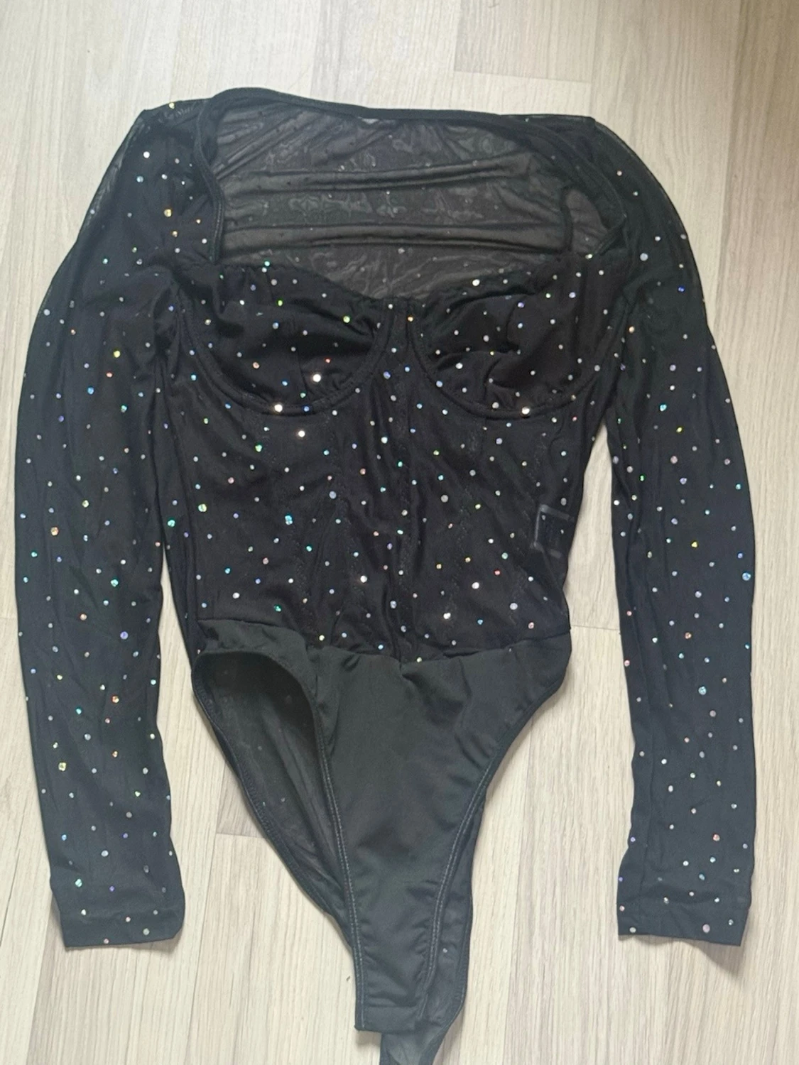 Svart mesh-body med paljetter
