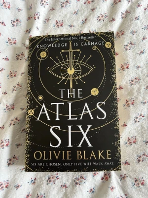The Atlas Six av Olivie Blake - Säljer boken 'The Atlas Six' av Olivie Blake. Boken är på engelska. Perfekt för dig som gillar fantasy och magi.