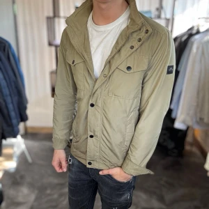 Field jacket khaki - Modell bailey - Mycket fint skick, inga defekter. Nypris ca 3000kr. Passar dig som är 180-190cm ungefär. Modellen är 185 cm, 75 kg. Alltid billigare pris vid köp av flera varor‼️🙌Svarar alltid på frågor eller funderingar! 