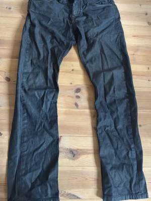 svarta jeans  - snygga slimfit jeans med dragkedja på backfickorna ,från SMOG. Säljs pga för små. Använts ett par gånger men har inga skråmor. 