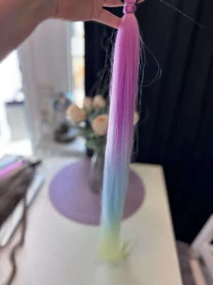 Löshår med snodd - Köp gäller 1st hårtofs, bildnr 1! Jätte mjukt easy braiding löshår med snodd. Helt ny. Inköpt i Tjeckien:) Finns i många olika färger. Kan även blandas efter önskemål:)