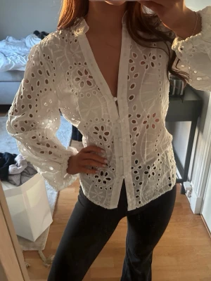Vit blus  - Super söt vit blus i storlek S❤️