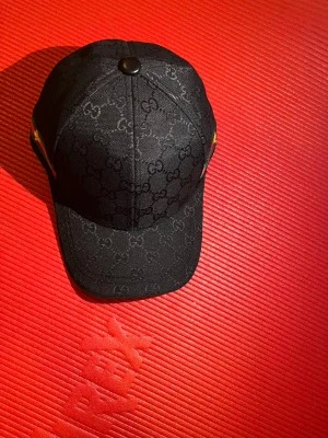 Gg CAP - ADJUSTABLE SIZE AND BRAND NEW CAP