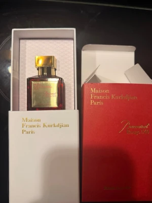Maison Francis Kurkdjian Baccarat Rouge 540 - Lyxig parfym från Maison Francis Kurkdjian, Baccarat Rouge 540. Flaskan är fyrkantig i röd glas med guldfärgad etikett och lock. Kommer i elegant vit och röd förpackning med gulddetaljer. En ikonisk doft som utstrålar exklusivitet.  Säljs med kvitto