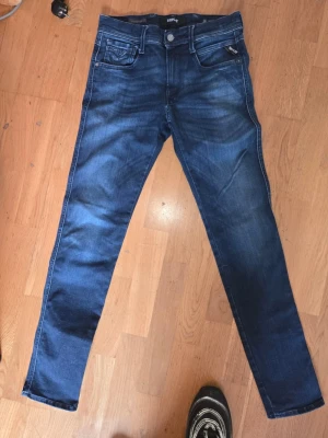 Mörkblå skinny jeans från Replay - Knappt använda, W28 L32