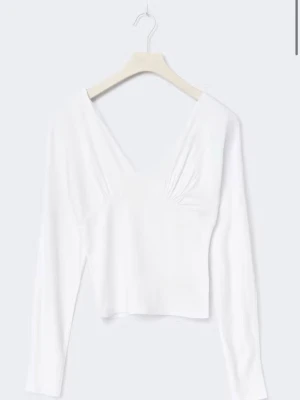 Vit v-ringad topp - Snygg vit v-ringad långärmad, aldrig använd bara provad 1 gång. Perfekt att styla till jeans eller kjol. Prislappen sitter kvar. 