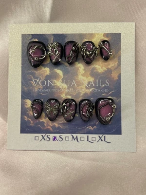 TwilightThorn (S);ExtraShortAlmond  - Handgjorda press-on naglar i en snygg lila blush med svart bas och unika 3D-silverdetaljer. Naglarna har en extra kort mandelform och coolt konstnärligt mönster som verkligen sticker ut. Perfekt för dig som vill ha något unikt och edgy.S: 15 mm, 11,5 mm, 12 mm, 11 mm, 9 mm 
