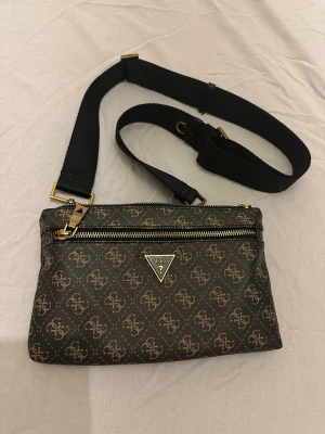 Guess crossbody  - brun guess grossbody väska, köpt på zalando något år sedan men endast använd några gånger. 
