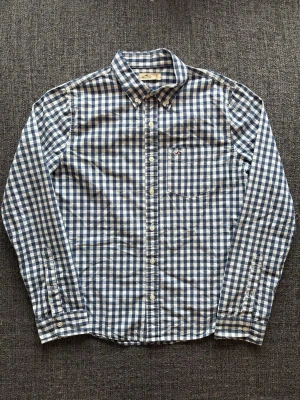 Hollister skjorta ~ 2000’s modell - Hollister skjorta ~ 2000’s modell som inte längre produceras | st M/true size | Rekomenderad längd mellan 174-184cm | OBS kan gå ner lite i pris vid snabb affär! 🏄 