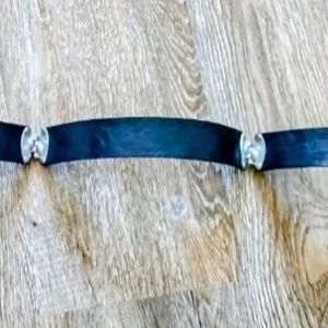Svart skärp med silverdetaljer - Snyggt svart skärp med coola silverfärgade gångjärns detaljer.
