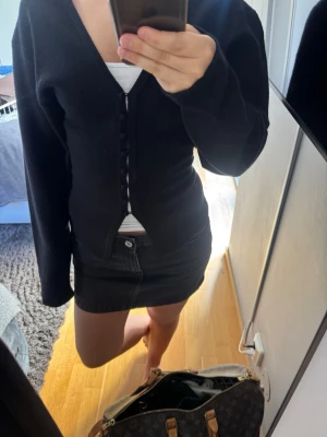Svart kofta  - Säljer denna svarta figursydda koftan/tröjan från Gina tricot då den inte kommer till användning. Tröjan är bara använd några fåtal gånger 