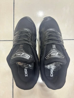 Svart sneakers storlek 42 - Svart sneakers storlek 42 helt nya och oanvända nytt skick 
