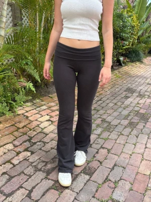 Svarta yoga pants - Säljer dessa ”Priscilla pants” från brandy Melville då de är alldeles för långa. De är aldrig använda och prislappen är kvar. One size men sitter som en S 🫰