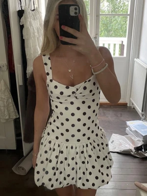 Vit prickig kortklänning från Zara - Supersöt vit kortklänning från Zara med stora svarta prickar. Finns ej kvar på Zaras hemsida och har prislapp kvar 🌸 först till kvarn🫶