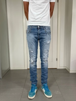 Replay Anbass Jeans - Replay Anbass Jeans, mått ca 39 o 108 cm. Bra skick bortsett från slitage med lagning samt lös lapp. skriv för fler bilder/frågor🙌🏼