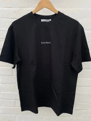 Acne Studios T-shirt  - Helt ny finns inga defekter alls. Längd: 68.  Axelbredd: 48