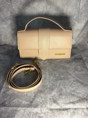 Jaqumus väska dam  - Jaqumus väska dam | skick: 9,5/10 | Äkta | Färg: Rosa | tveka inte på höra av dig! | mvh MD Closet 🫡 
