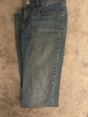 Nelly jeans  - Skit snygga low wasted butcut jeans kan gå ner i pris i snabba affärer 