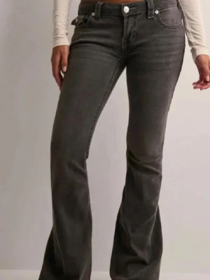 Grå bootcut jeans med fickdetaljer - Säljer ett par true religion jeans i storlek w27 vilket motsvarar S. De är lite slitna längst ner på benet men ingen man tänker på.