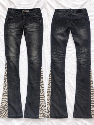 Unika lowwaist jeans🤍 - Säljer ett par svarta skinny/flared jeans🤍Helt oanvända men utan prislapp🤍 Passar mig som är 165 cm, dock lite thighta över låren🤍