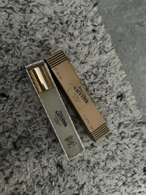 Jean Paul Gaultier Classique Elixir 35ml - Jean Paul Gaultier Classique Elixir parfym i en smidig 35 ml flaska med guldfärgat lock. Flaskan är genomskinlig och kommer i en elegant guldig kartong med svarta detaljer. Perfekt storlek för att ta med sig.