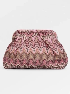 Rosa mönstrad kuvertväska i tyg - Unik kuvertväska i mjukt tyg med ett detaljerat mönster i rosa, beige och bruna toner. Väskan har en puffig form och stängs upptill. Perfekt accessoar för dig som vill sticka ut med en bohemisk och vintageinspirerad look.